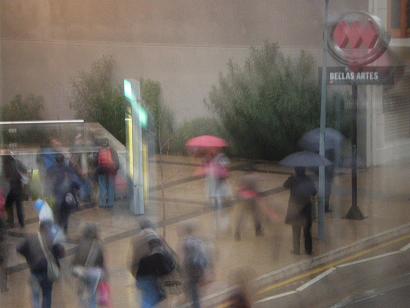 Schirmwetter: Schummrig ,dunkel und müde. Estación Bellas Artes.